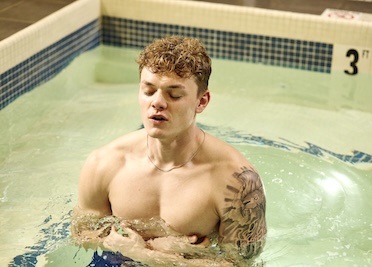 eos gym member using refresh cold plunge